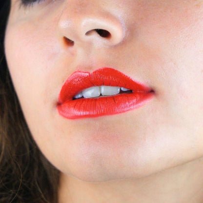 Rouge à lèvres rouge vif orangé longue tenue hydratant